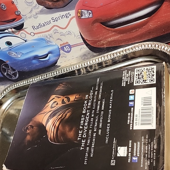 Divergent by Veronica Roth Pre-Loved Book  #1 NY Times Bestselling Author - Picture 4 of 6